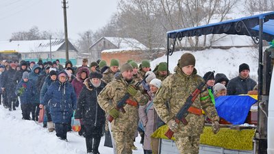 На Чернігівщині поховали трьох бійців, які загинули на Донеччині На Чернігівщині поховали трьох бійців, які загинули на Донеччині