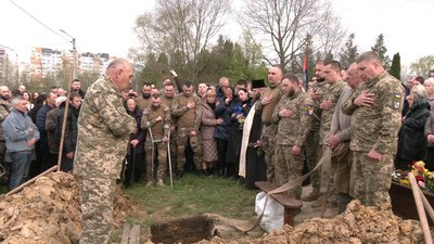"Першим йшов у бій, останнім з нього виходив". У Вовчинці Івано-Франківської громади поховали воїна Олега Койляка "Першим йшов у бій, останнім з нього виходив". У Вовчинці Івано-Франківської громади поховали воїна Олега Койляка