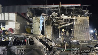 Згоріла будівля магазину внаслідок влучання російської ракети по Пісочину