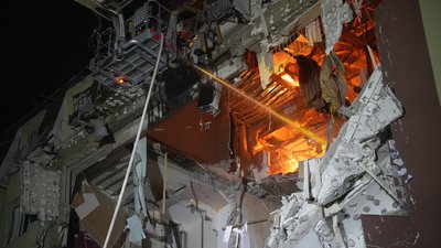Діра у будинку внаслідок атаки РФ на Одесу вночі 6 квітня 2026 року