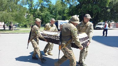"Сказав, що вже не повернеться": у Полтаві попрощалися із бійцями, які загинули на війні "Сказав, що вже не повернеться": у Полтаві попрощалися із бійцями, які загинули на війні