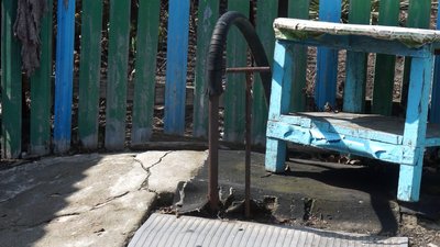 "Збираємо дощову воду". На Донеччині три села залишаються без води через борги "Збираємо дощову воду". На Донеччині три села залишаються без води через борги