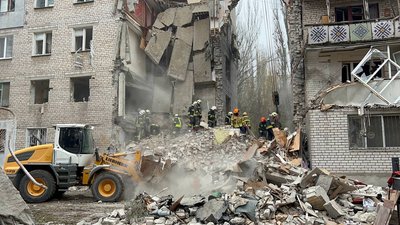 У Миколаєві російські війська вдарили по п'ятиповерхівці. Є загиблі та поранені серед мешканців будинку У Миколаєві російські війська вдарили по п'ятиповерхівці. Є загиблі та поранені серед мешканців будинку