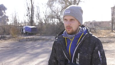 У Чернігові снаряд влучив під машину, яка розвозила містянам воду. Є загиблі та травмовані У Чернігові снаряд влучив під машину, яка розвозила містянам воду. Є загиблі та травмовані