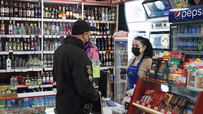В області щодня працює 30 рейдових груп, які перевіряють дотримання карантинних правил на території Хмельниччини. Фото: ГУ НП у Хмельницькій області В області щодня працює 30 рейдових груп, які перевіряють дотримання карантинних правил на території Хмельниччини. Фото: ГУ НП у Хмельницькій області