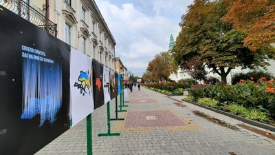 Замість тисячі слів – малюнки: у Тернополі організували виставку плакатів харківського художника