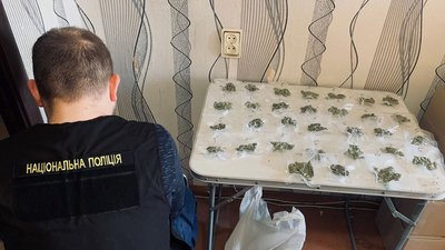 У Запоріжжі викрили групу наркодилерів та вилучили в них канабіс на майже 400 тисяч гривень У Запоріжжі викрили групу наркодилерів та вилучили в них канабіс на майже 400 тисяч гривень