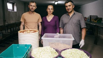 Закарпатські волонтери виготовляють для ЗСУ сухі борщові набори "Чорнобаївка" Закарпатські волонтери виготовляють для ЗСУ сухі борщові набори "Чорнобаївка"