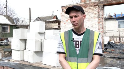 На Чернігівщині жінка з волонтерами відбудовує будинок, поки чоловік несе службу На Чернігівщині жінка з волонтерами відбудовує будинок, поки чоловік несе службу