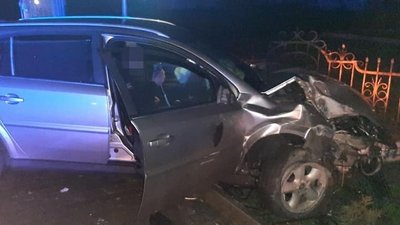 П'яний прикарпатець в'їхав у електроопору, пошкодив паркан церкви та зніс дорожній знак П'яний прикарпатець в'їхав у електроопору, пошкодив паркан церкви та зніс дорожній знак
