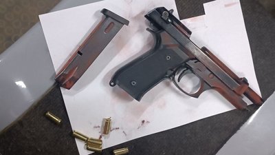 У Дніпрі затримали чоловіка, який погрожував зброєю перехожим та патрульним