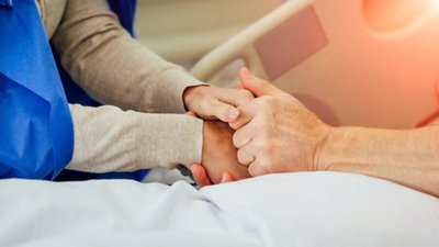 "Люди не хотіли розмовляти, відверталися до стінки". Миколаївські викладачки надавали психологічну допомогу в лікарні