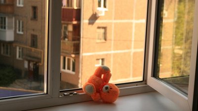 У Полтаві з п’ятиповерхового будинку випала дитина