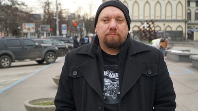 "Гроші на ЗСУ!". У Дніпрі містяни зібрались на акцію під будівлею міськради "Гроші на ЗСУ!". У Дніпрі містяни зібрались на акцію під будівлею міськради
