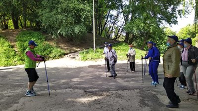 Розминка та скандинавська ходьба: у Львові відбувся спортивний захід для літніх людей