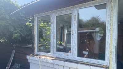 В будинку поставили вікна, які були пошкоджені вибуховою хвилею В будинку поставили вікна, які були пошкоджені вибуховою хвилею