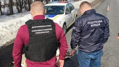 На Житомирщині зупинили автомобіль з контрабандними цигарками на суму більше 100 тисяч гривень На Житомирщині зупинили автомобіль з контрабандними цигарками на суму більше 100 тисяч гривень