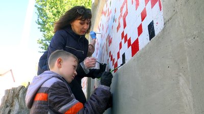 "Прищеплюємо дітям любов до України": на паркані вінницького ліцею намалювали орнамент вишивки "Прищеплюємо дітям любов до України": на паркані вінницького ліцею намалювали орнамент вишивки