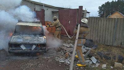 На Харківщині загасили машину, яка спалахнула на ходу На Харківщині загасили машину, яка спалахнула на ходу