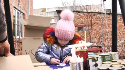 П’ятирічна Ангеліна лише вчиться писати, та вправно виводить на аркушах паперу "Слава Україні!", "Смерть ворогам!" П’ятирічна Ангеліна лише вчиться писати, та вправно виводить на аркушах паперу "Слава Україні!", "Смерть ворогам!"