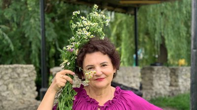 Тернопільські пенсіонерки плели вінки до свята Івана Купала