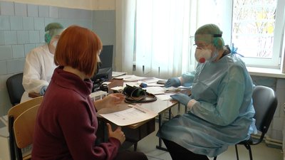 Сімейна лікарка спілкується із пацієнткою Сімейна лікарка спілкується із пацієнткою