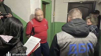 Вилучили 7 тонн харчів та гроші: ДБР та поліція Дніпропетровщини викрили підозрюваних у перепродажу продуктів для ЗСУ Вилучили 7 тонн харчів та гроші: ДБР та поліція Дніпропетровщини викрили підозрюваних у перепродажу продуктів для ЗСУ