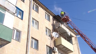 Так у Полтаві зчищають сніг та бурульки з дахів