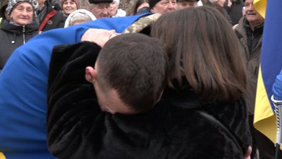 Після трьох років у російському полоні на Рівненщину повернувся полковник Олександр Тимощук Після трьох років у російському полоні на Рівненщину повернувся полковник Олександр Тимощук