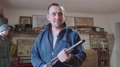 Музей працює неділями, Максим та інші засновники музею проводять екскурсії, розказують та показують експонати. Вхід до музею безплатний, фото: Суспільне Музей працює неділями, Максим та інші засновники музею проводять екскурсії, розказують та показують експонати. Вхід до музею безплатний, фото: Суспільне