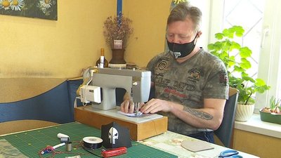 Дніпро: Ветеран бойових дій на Донбасі власноруч робить маски й дарує їх пенсіонерам та військовим