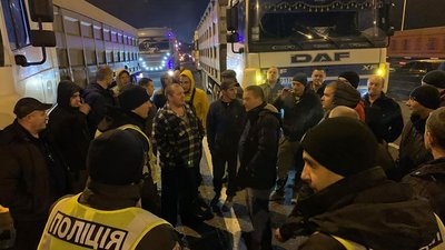 Трасу Одеса-Київ перекрили далекобійники