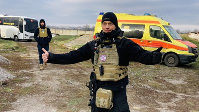 Волонтер з Польщі допомагає рятувальникам Харкова Волонтер з Польщі допомагає рятувальникам Харкова