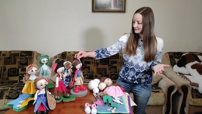 Жителька Тернопільщини виготовляє ляльки, схожі на казкових героїв й історичних персонажів Жителька Тернопільщини виготовляє ляльки, схожі на казкових героїв й історичних персонажів