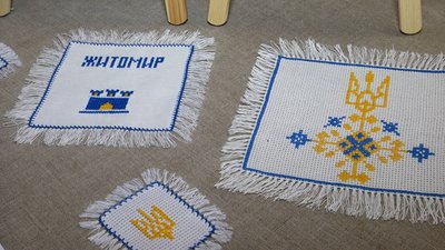 Вихованці гуртка "Українська народна вишивка" вишили карту Житомирської області Вихованці гуртка "Українська народна вишивка" вишили карту Житомирської області