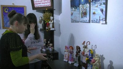Картини, ляльки, витинанки, кераміка, різдвяний декор: у Херсоні відкрилась виставка "Місяцелік" Картини, ляльки, витинанки, кераміка, різдвяний декор: у Херсоні відкрилась виставка "Місяцелік"