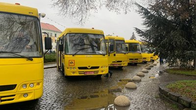 Закарпатським територіальним громадам передали 16 шкільних автобусів
