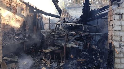У Малій Данилівці під Харковом внаслідок обстрілу РФ згоріли 6 гаражів та 4 авто У Малій Данилівці під Харковом внаслідок обстрілу РФ згоріли 6 гаражів та 4 авто