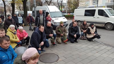 У Житомирі попрощалися із двома військовими, які загинули на Херсонщині у боях за Україну У Житомирі попрощалися із двома військовими, які загинули на Херсонщині у боях за Україну
