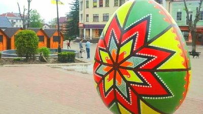 У Калуші на Франківщині встановили писанки-велетні У Калуші на Франківщині встановили писанки-велетні