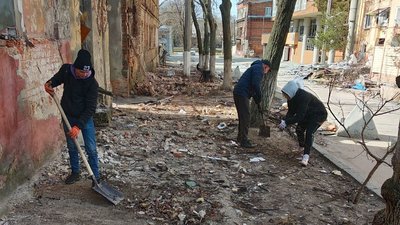 "Кожен робив те, що бачив": як у Харкові волонтери розчищають майдан Героїв Небесної сотні