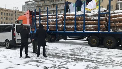 З Житомирщини до звільненого півдня України вирушила колона гуманітарної допомоги З Житомирщини до звільненого півдня України вирушила колона гуманітарної допомоги
