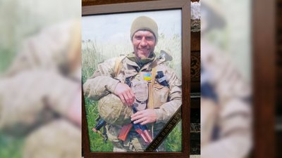 На Чернігівщині попрощалися з військовослужбовцями, які загинули на сході України На Чернігівщині попрощалися з військовослужбовцями, які загинули на сході України