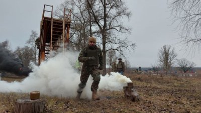 Смуга перешкод та обкатка танком: під Харковом тренуються обороняти регіон Смуга перешкод та обкатка танком: під Харковом тренуються обороняти регіон