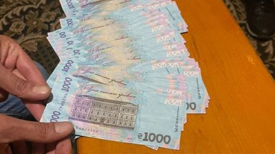 Частина грошової суми, котру затриманий вимагав у волонтерки. Частина грошової суми, котру затриманий вимагав у волонтерки.