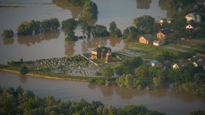 Прикарпатські волонтери привезли в село Дубівці 2,3 тонни води Прикарпатські волонтери привезли в село Дубівці 2,3 тонни води