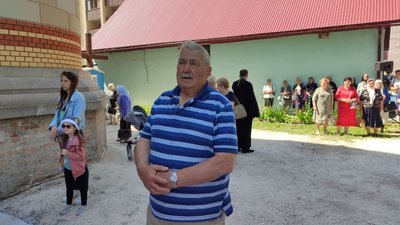 Чоловік біля церкви