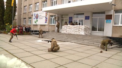 У Житомирі резервісти відпрацювали комплекс навчань з охорони та оборони державних об'єктів У Житомирі резервісти відпрацювали комплекс навчань з охорони та оборони державних об'єктів