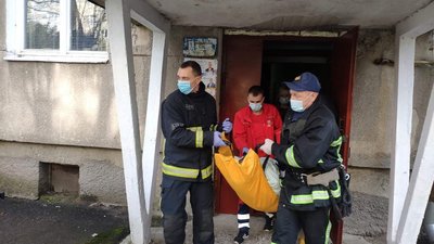 Волинські рятувальники визволили бабусю із квартирного полону