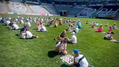 В Одесі 100 дітей різного віку одночасно зіграли в шахи В Одесі 100 дітей різного віку одночасно зіграли в шахи